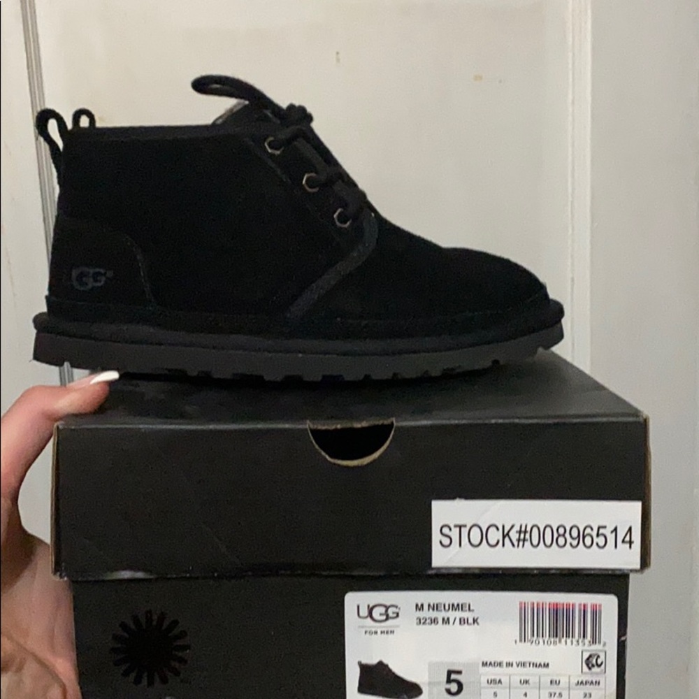 Ugg’s men’s 5 women’s 7
